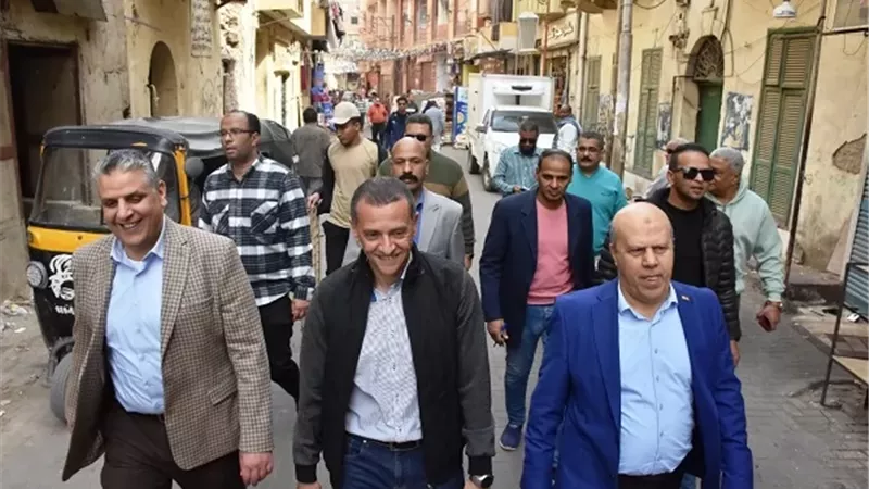 محافظ أسوان يقود حملة بميدان النفق وشوارع الحدادين والمطار