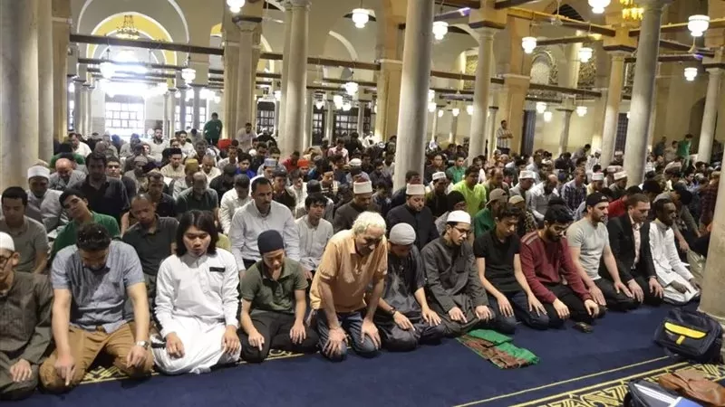 القراءة من المصحف في صلاة التراويح بين الجواز والفضل