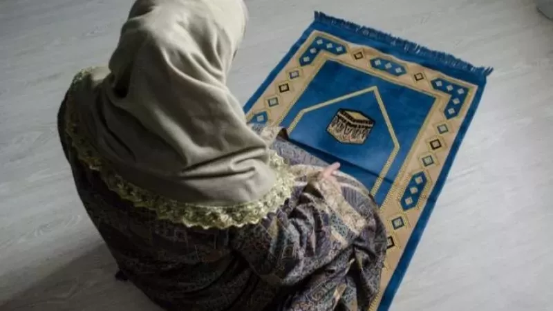 مدى جواز اقتداء المرأة بالتراويح عبر المكبرات من منزلها