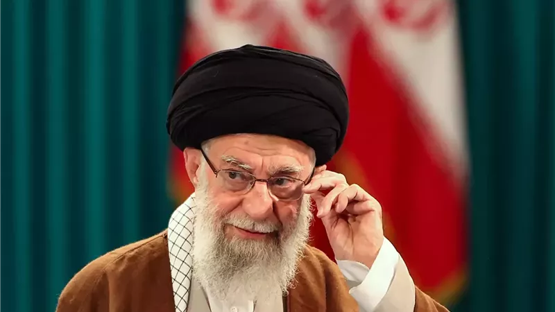 رويترز: المرشد الإيراني علي خامنئي غادر طهران وتم نقله إلى موقع آمن