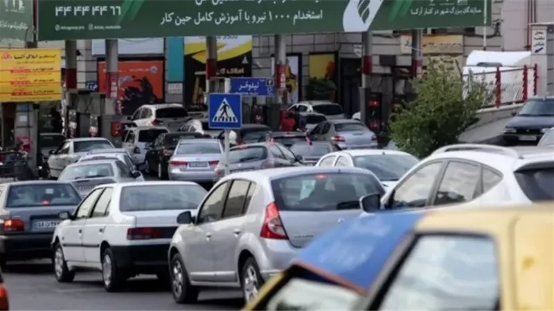 رويترز: ازدحام كبير أمام محطات الوقود في طهران وآلاف السكان يغادرون العاصمة الإيرانية