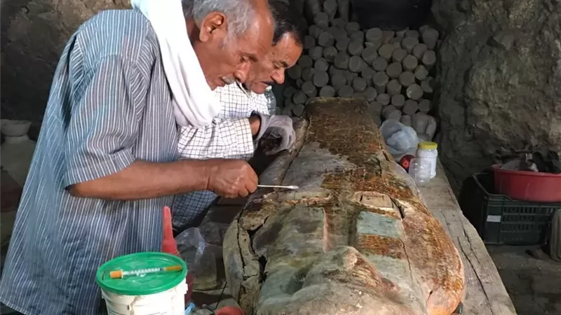خبيئة من التوابيت الملونة لمنشدى آمون