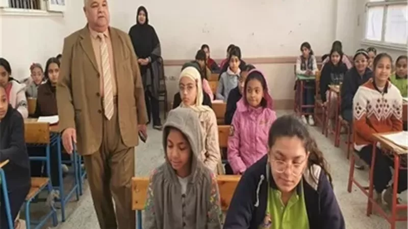 وكيل تعليم الأقصر يتابع انتظام الدراسة بمدرسة الإمام الحسين