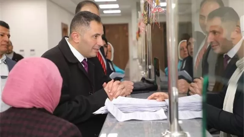 حسام فوزي يتابع المركز التكنولوجي لخدمة المواطنين