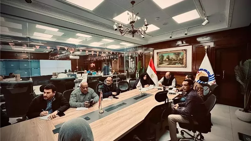 سكرتير عام قنا يتابع ملفات 