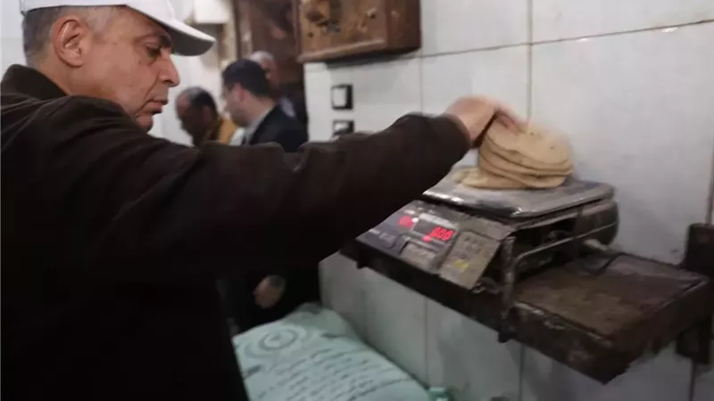محافظ المنيا يطمئن المواطنين على جودة الخبز ويوجه بتوفير السلع
