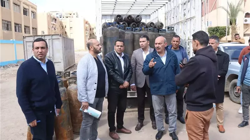 محافظ السويس يتفقد مخازن بوتاجاز الصباح بحي فيصل