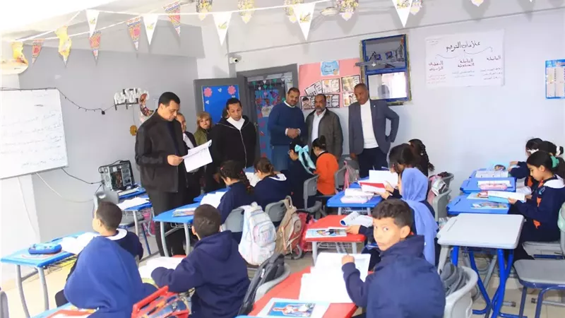مديرتعليم سوهاج يتابع انتظام الدراسة بمدارس إدارة أخميم التعليمية
