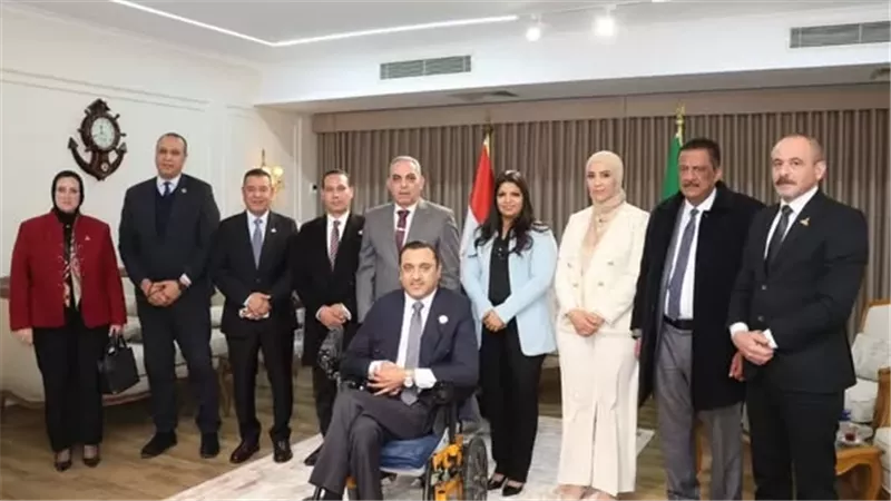 محافظ الإسماعيلية يستعرض المطالب الجماهيرية مع النواب