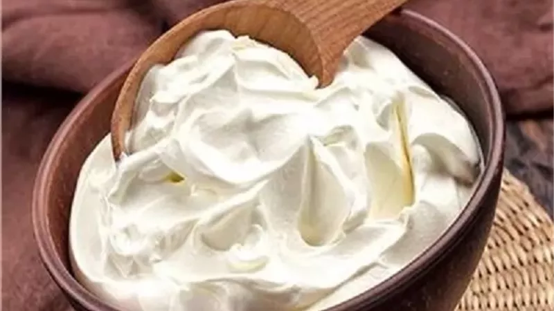 دليلك الشامل لتناول الزبادي.. طبيب يجيب على 13 سؤالًا محيرًا