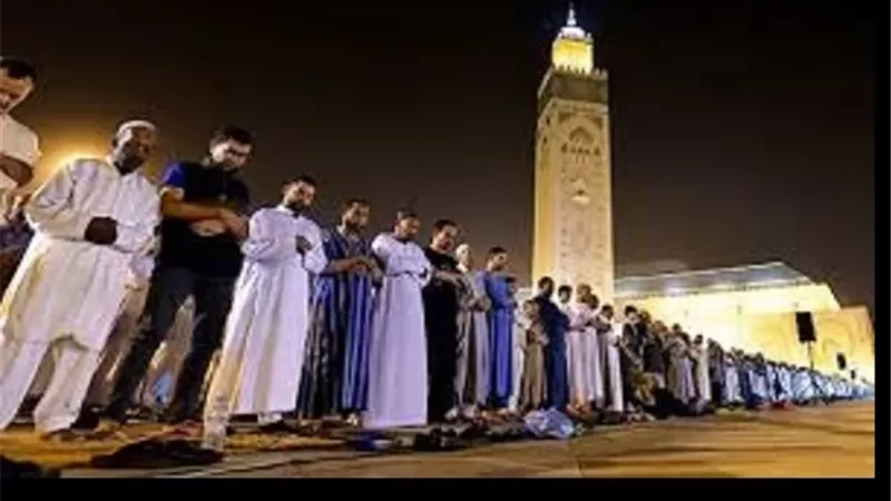 حكم قراءة القرآن بين كل أربع ركعات في صلاة التراويح