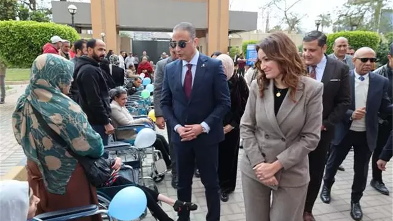 محافظ الجيزة يسلّم ٢٧ كرسيًا متحركًا وأجهزة تعويضية لذوي الهمم