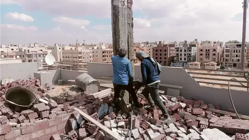 جهاز القاهرة الجديدة يزيل مخالفة بناء بالتجمع الثالث .. صور
