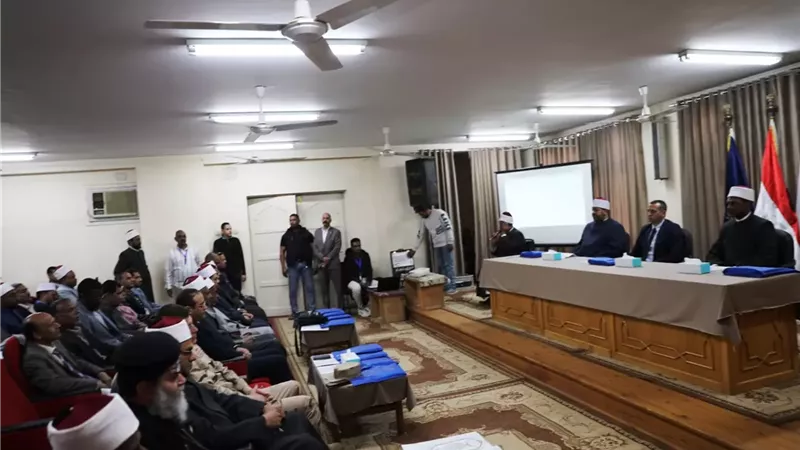 محافظ أسوان يؤكد على أهيمة التلاحم والتماسك بين الجهود التنفيذية