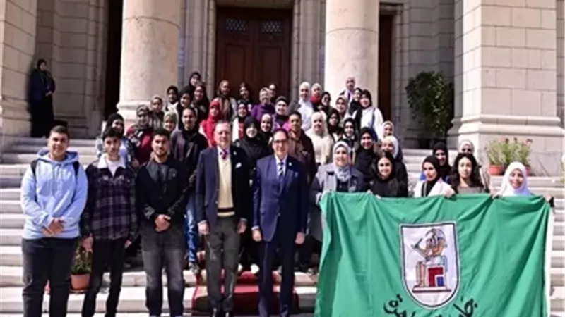 طلاب جامعة القاهرة يشاركون في إعداد قافلة زاد العزة