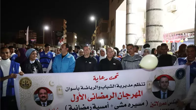 محافظ أسوان يشارك 300 شاب وفتاة فى ماراثون المشى دعماً للشباب