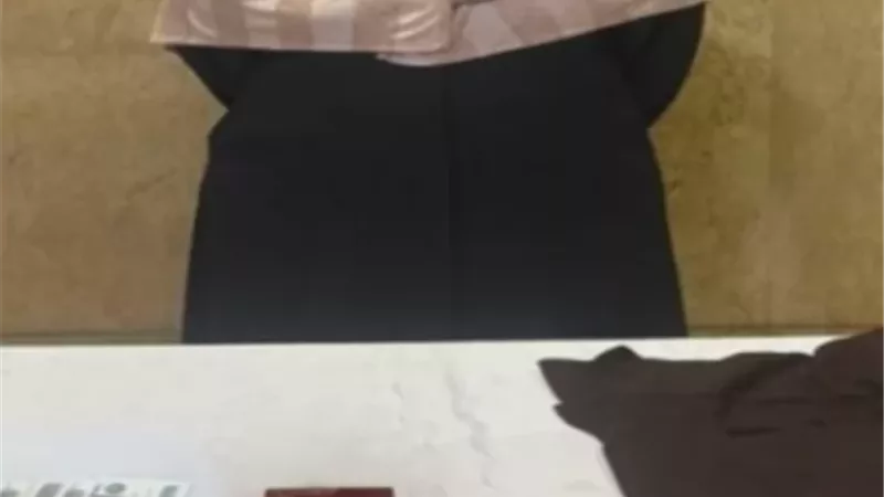 القبض على سيدة لقيامها بسرقة كروت الفيزا من كبار السن فى حلوان