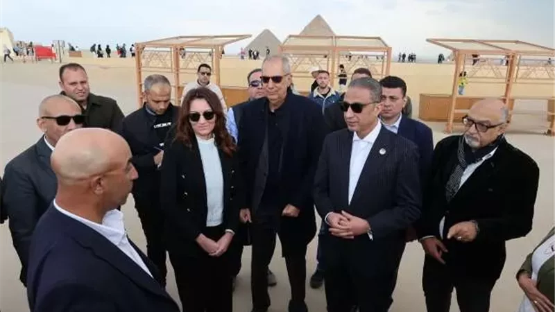 محافظ الجيزة يسلّم 20 منصة بيع حضارية لباعة منطقة الزيارة