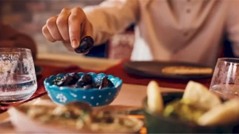 التعجيل بالفطر من السُنّة..فما حكم تأخيره؟