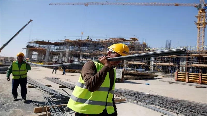 هل يُباح الفطر لمن يعوق نظام عمله عن الإفطار وقت المغرب؟