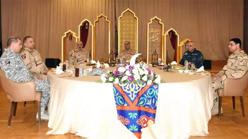 وزيرالدفاع يلتقى مقاتلى القوات البحرية والمنطقة الشمالية العسكرية