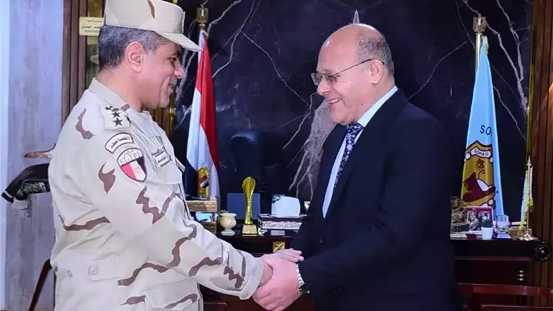 المستشار العسكري ورئيس جامعة سوهاج يتفقدان دورات التربية الوطنية