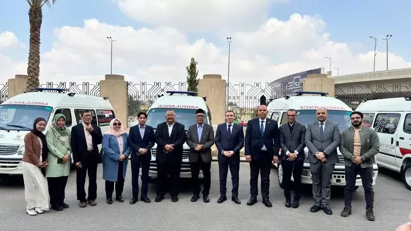 إندونيسيا تقدم ٥ سيارات إسعاف لدعم الفلسطينيين في غزة