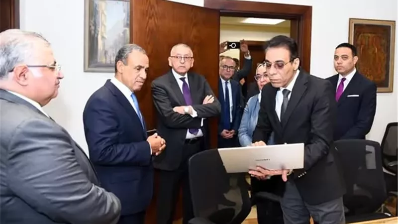 وزير الخارجية يتفقد خلية العمل القنصلية لمتابعة أوضاع الجاليات المصرية