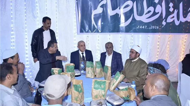 محافظ الأقصر مع عمال النظافة فى إفطارهم الجماعى بساحة أبو الحجاج