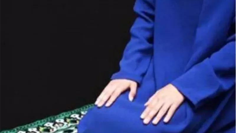 بيان حكم صلاة المرأة في العمل بحضرة الرجال من غير المحارم