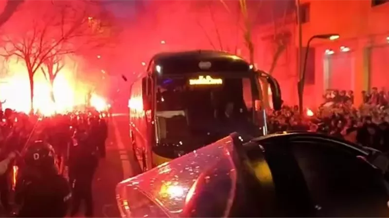 جماهير برشلونة تهاجم حافلة فريقا..تعرف علي السبب