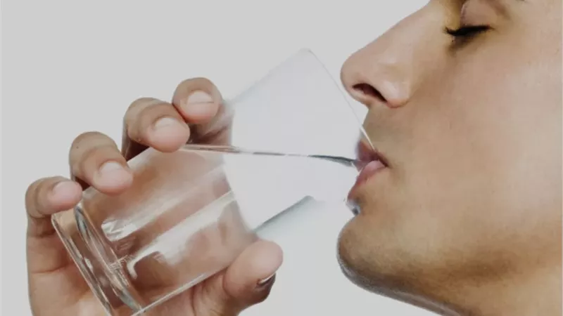 الواجب على من رأى الصائم يأكل أو يشرب ناسيا