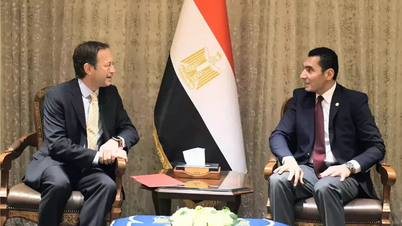 وزير الشباب يبحث التعاون مع السفير الإسباني بمصر