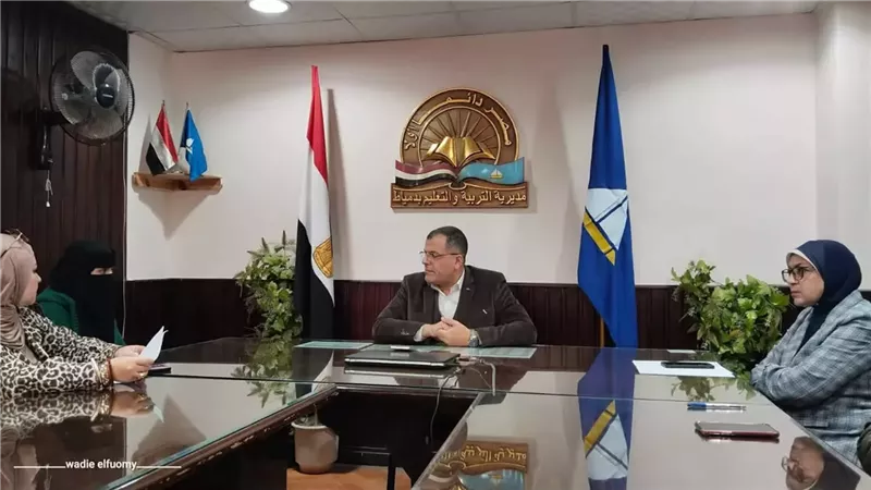مدير تعليم دمياط يبحث مشكلات المعلمين وأولياء الأمور