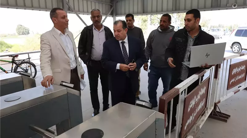 رئيس جامعة قنا يتابع تشغيل منظومة البوابات الإلكترونية