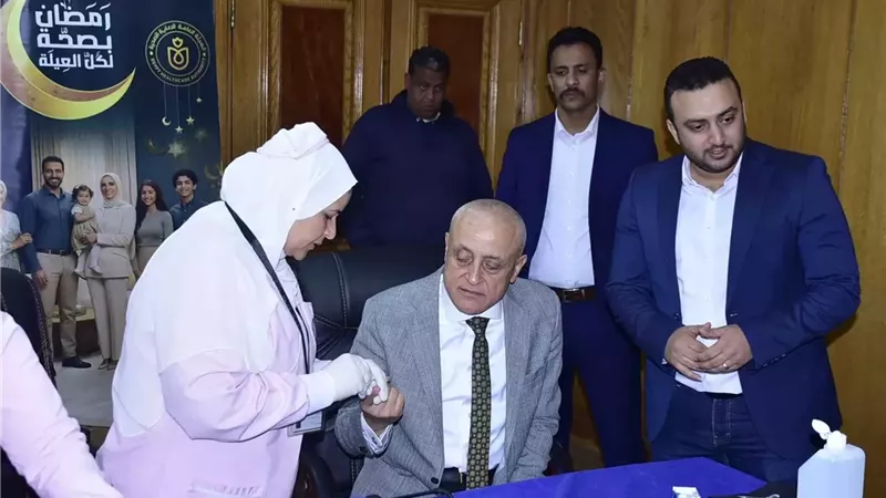 محافظ الأقصر يتفقد قافلة 
