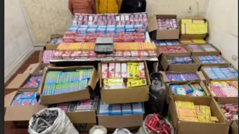 سقوط 3 متهمين بـ 8 ملايين قطعة ألعاب نارية