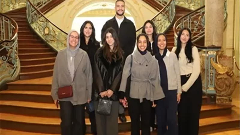 رئيس جامعة عين شمس يُكرم فريق كلية الحقوق الفائز بمسابقة