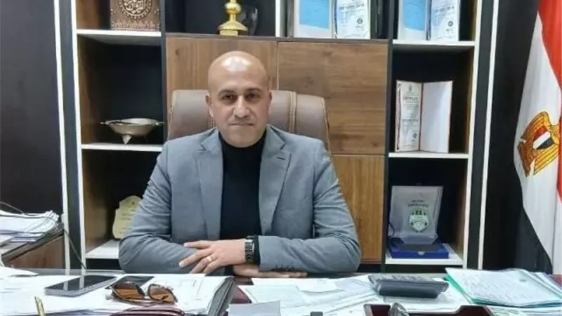 رئيس جهاز مدينة الشروق يضبط نصف طن دواجن من أحد المطاعم الشهيرة.. صور