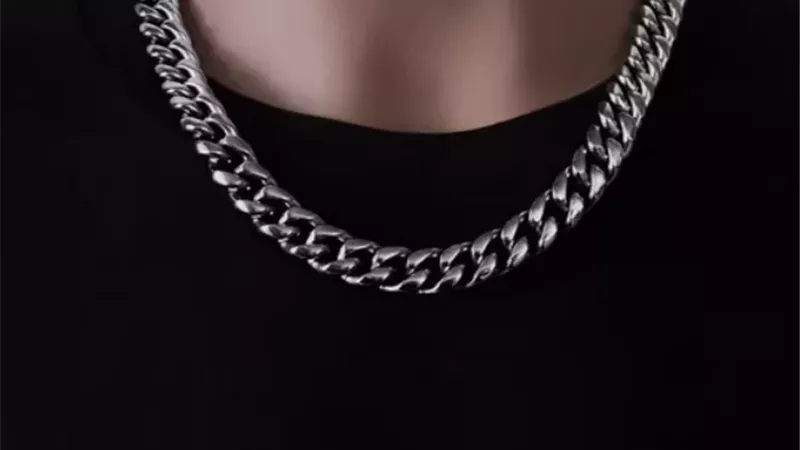 الإفتاء توضح مدى جواز لبس الرجل سلسلة من الذهب أو الفضة