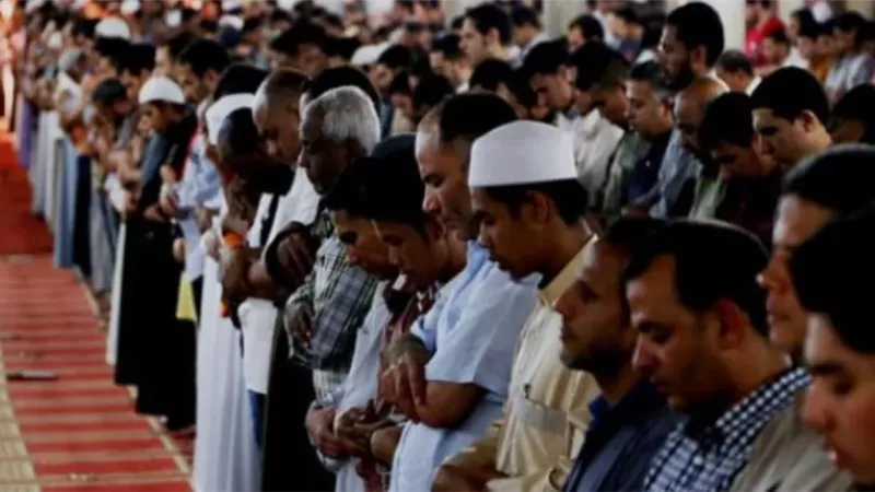 الفقه يوضح حكم قراءة المأموم الفاتحة في الصلاة الجهرية