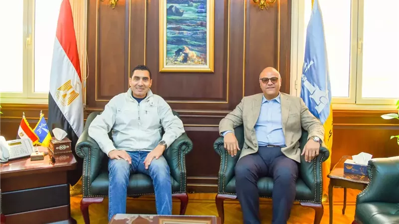 وزير الشباب يلتقي محافظ الإسكندرية بالديوان العام