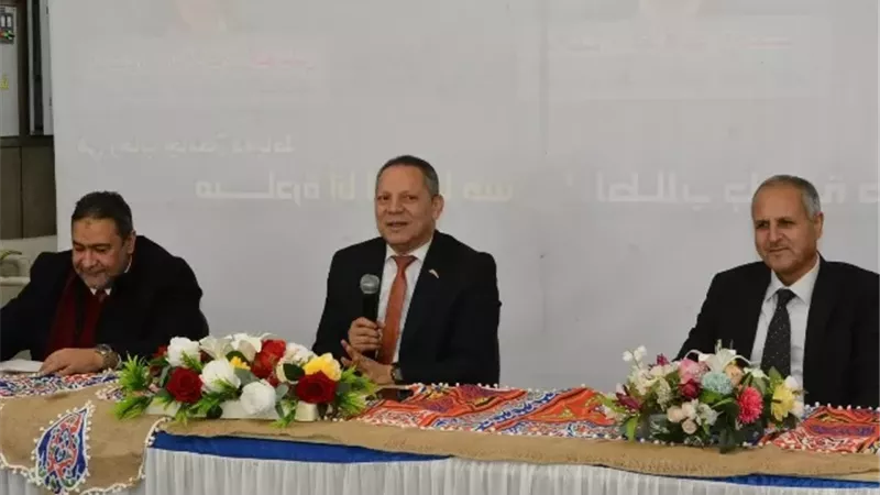 رئيس جامعة دمياط يلتقي بالطلاب الوافدين بكلية الطب