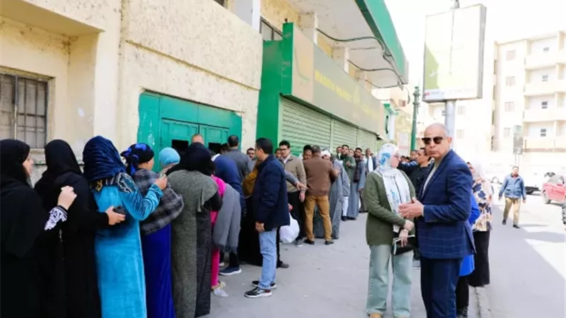 محافظ المنيا يتابع صرف المنحة التموينية