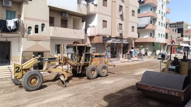 رئيس مدينة سفاجا يتابع اعمال التطوير والرصف للطرق ببعض المناطق