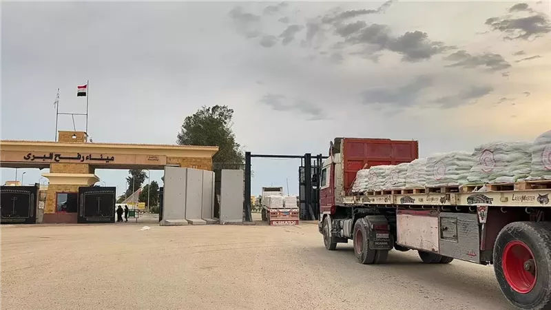 الهلال الأحمر يطلق قافلة زاد العزة الـ 148 إلى غزة محملة بـ 85 ألف سلة غذائية