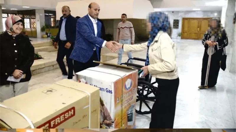 محافظ أسيوط يسلم جهاز عروسة وكرسيًا متحركًا