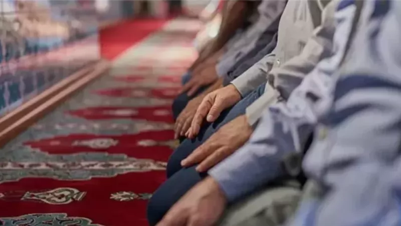 الرأي الشرعي فيمن يصلي منفردا وصلاة الجماعة قائمة