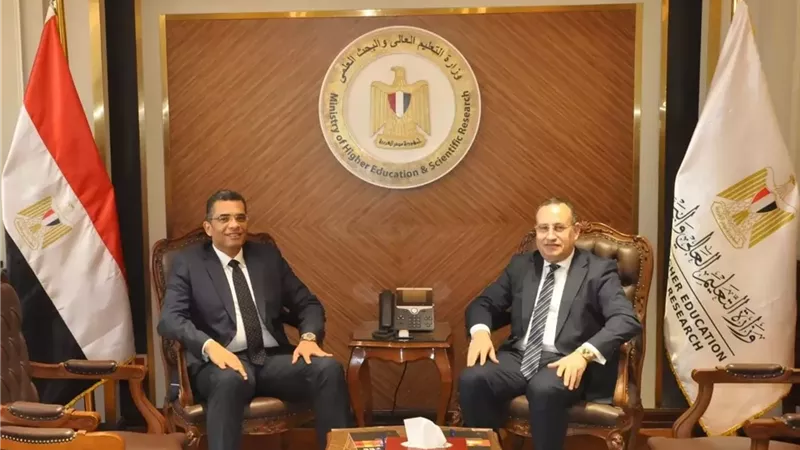 وزير التعليم العالى ومحافظ البحر الأحمر يبحثان تعزيز التعاون