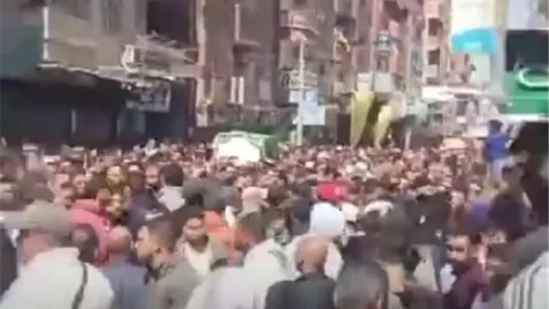 الآلاف يشيعون جثامين ضحايا حادث طريق الإسماعيلية